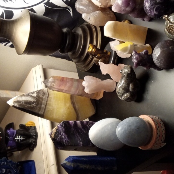 Items on the table - Picture 3 of 3